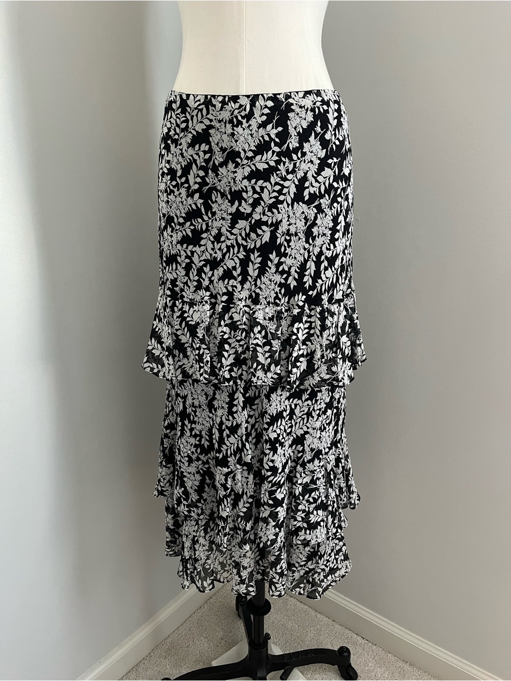 Oscar by Oscar de la renta size 4 tiered midi skirt